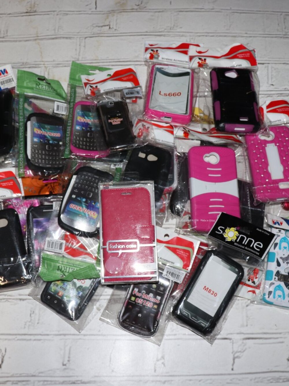 📦 Tech Mystery Box · 30 Mixed Phone Cases · New Old Stock